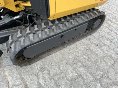 83233