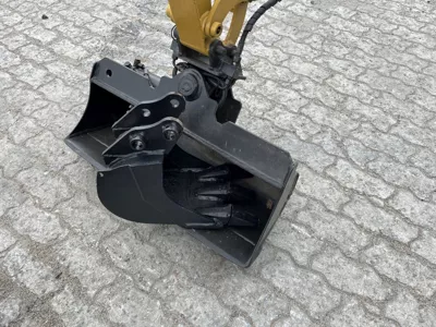 83233